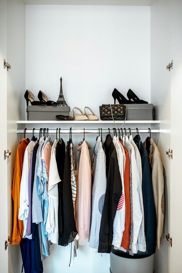 Comment ranger ses vêtements sans armoire : solutions pratiques